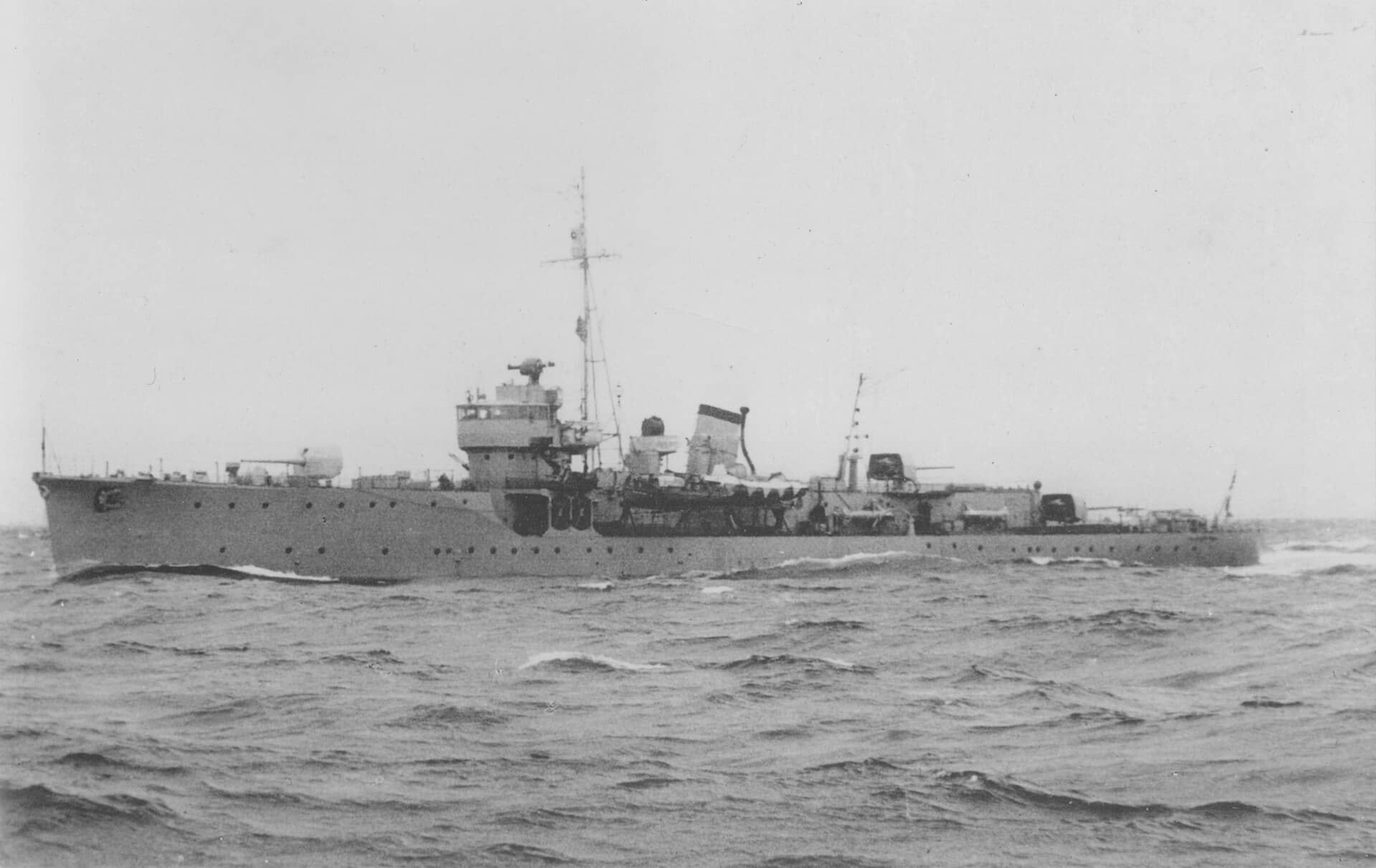 1941年，在佐世保外海试航的日本海军占守型海防舰「八丈」号。该舰与其姊妹舰「石垣」号一样，服役初期的主要任务是在千岛群岛海域进行护航。1944年7月7日，该舰在一次空袭中遭受重创，因此幸存至战后，并于1948年4月30日被拆解。