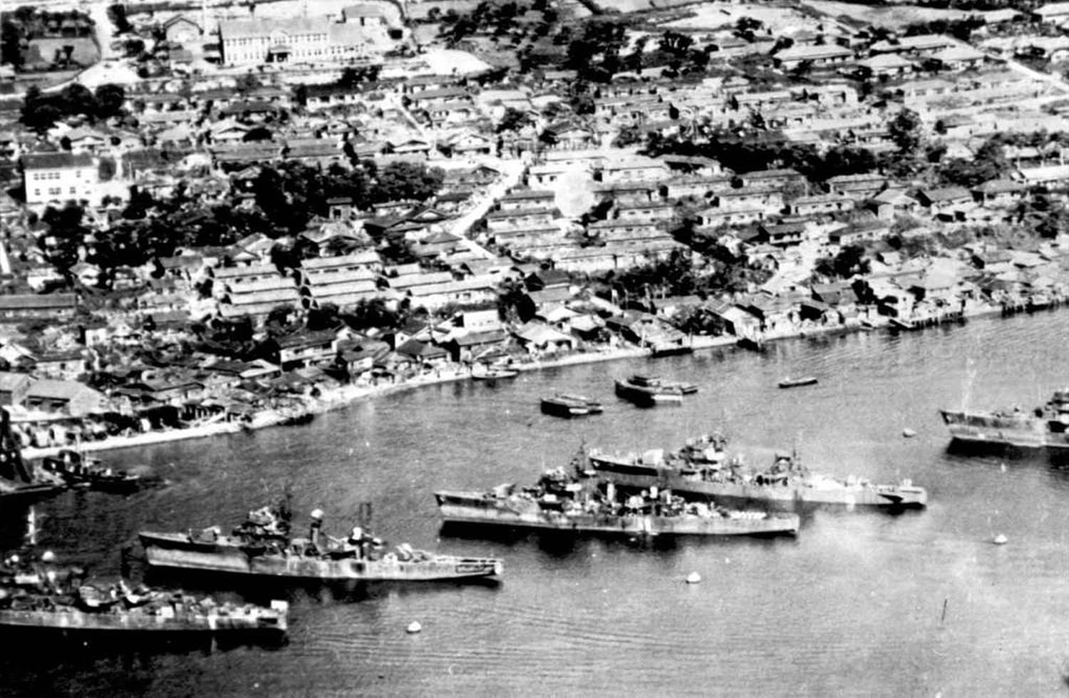 1945年战争结束后不久，停泊在大凑湾等待处置的日本海防舰群。这其中包括了择捉型与丙型、丁型等各个级别，在战争末期，它们是日本本岛与南洋航线的主要护航力量。