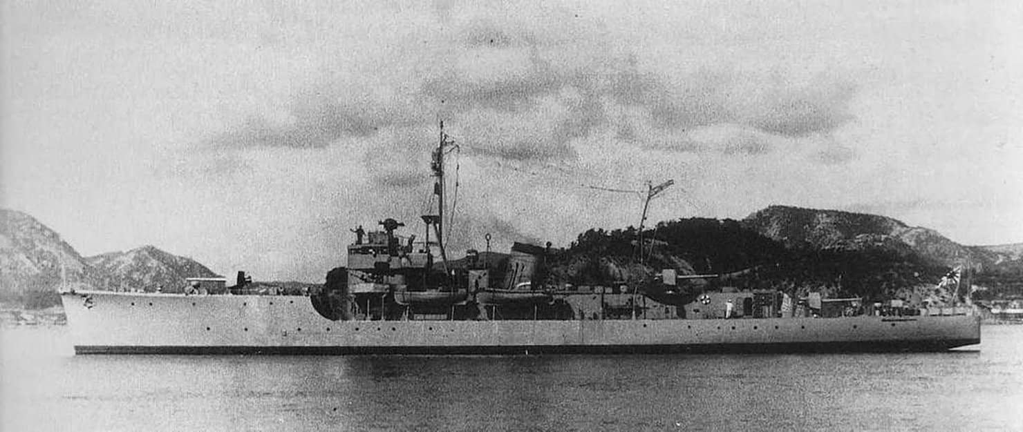 1943年11月拍摄的日本海军择捉型护航舰「满珠」号。该舰1943年11月服役，1946年被拆解。