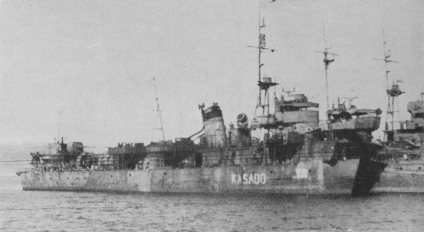 1947年，停泊于佐世保军港的海防舰「笠户」号（择捉型）。该舰于1945年6月22日遭美国潜艇「克雷瓦尔」号（USS Crevalle）攻击，导致舰首部分损毁，后加装了临时舰首。