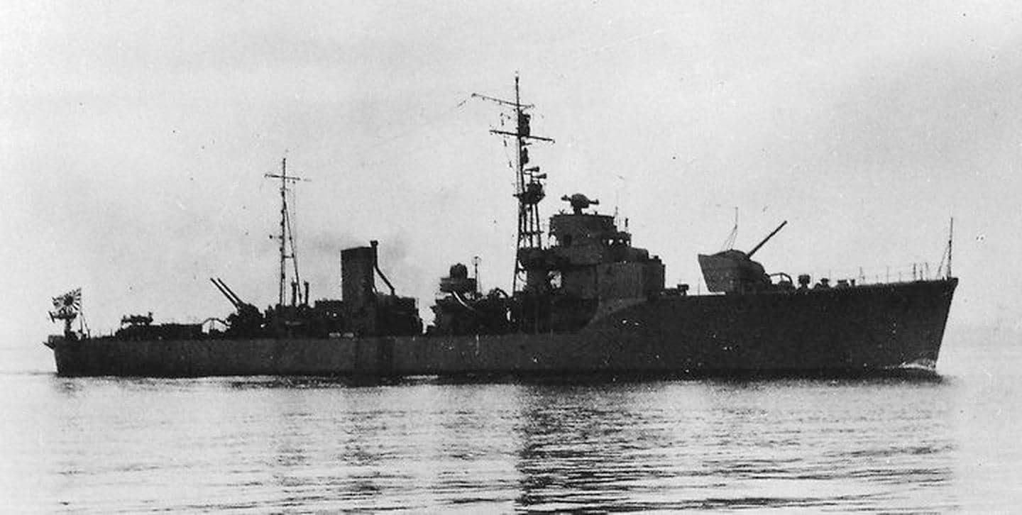 1943年10月，航行在横滨市鹤见海域的（御藏型）「御藏」号护航舰。该舰于1943年11月起持续护航横须贺—特鲁克、塞班、帕劳、达沃、马尼拉、新加坡等航线，1944年9月20日在台湾海峡被美机炸伤后修复，1945年3月参与反潜作战并据称协助击沉美潜艇「长颌须鱼」号（USS Trigger）。1945年3月28日晚在九州南部海域被美潜艇「鳍鲨」号（USS Threadfin）用鱼雷击沉，全舰216名舰员全部战死。