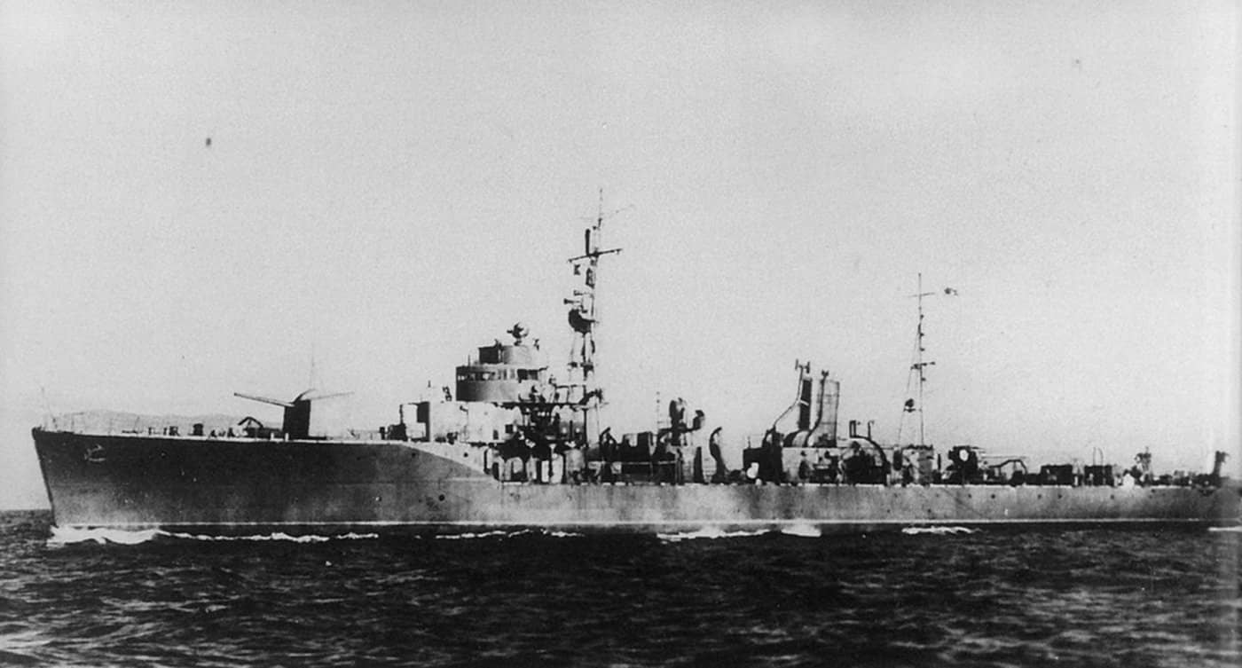 1944年1月，在淡路岛海域试航的御藏型「淡路」号护航舰。该艇于1944年6月2日被美国海军潜艇「皮库达」号（USS Picuda）击沉于巴士海峡。