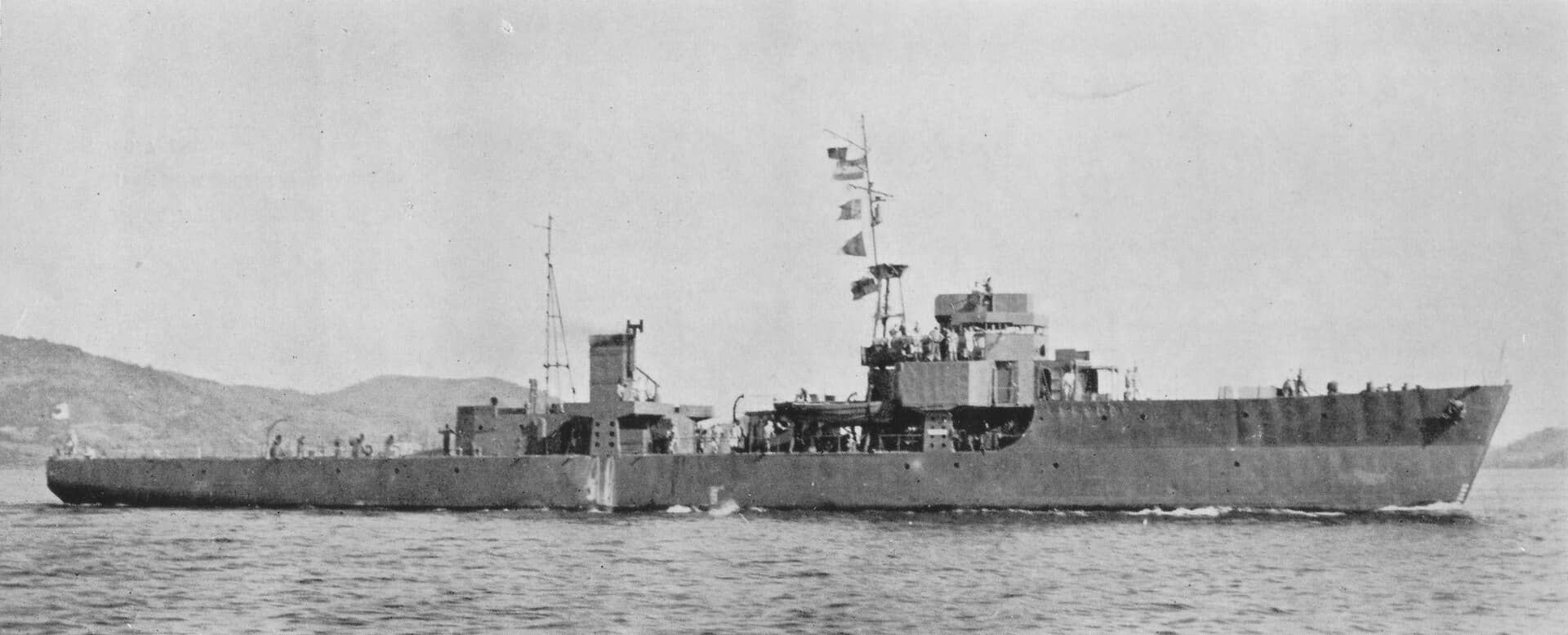 1947年7月26日，即将迎来命运终点的日本鵜来型「金轮」号护航舰（已解除武装）离开佐世保前往新加坡。战后该舰曾被用于遣返任务，后被英国海军接收，1947年在新加坡拆解。