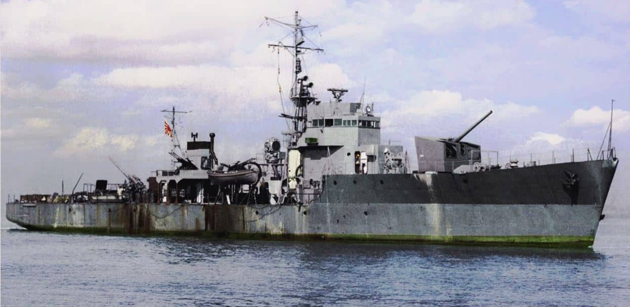 老照片修复：1944年4月10日，在东京湾试航的丙型17号海防舰。该舰在3天后（1944年4月13日）完工服役，1945年1月12日在胡志明市西南外海圣雅克角（Cape St. Jacques）遭到美国海军第38特遣舰队的舰载机攻击，命中三枚鱼雷后沉没，包括12名军官在内的159名船员全部丧生。
