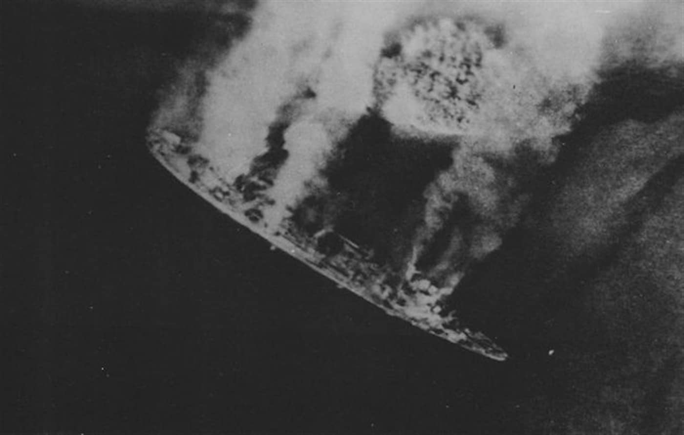 1944年3月30日，帕劳大空袭中燃烧的明石号。美军航母舰载机对帕劳锚地实施大规模空袭，明石号遭重创后坐底搁浅，日本海军就此失去在前哨锚地的大规模修理能力。