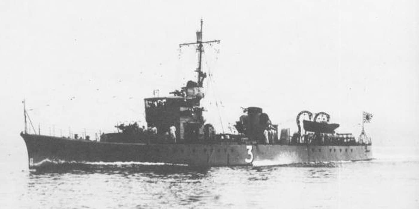 1936年10月至12月间,第3号(CH-3)驱潜艇在竣工后驶入长浦港。受「友鹤事件」影响,CH-3从规划阶段就考虑到了稳定性,其设计与第1号型不同。该艇于1936年10月5日建成服役,归属佐世保地方防备队,1937年「七七事变」后参与了侵华战争,太平洋战争期间,其主要从事南方(东南亚)巡逻和护航船队工作。在泗水迎来了战争结束,后于1946年7月11日在新加坡以南海域被沉海处置。注:「友鹤事件」指的是1934年3月12日,日军一艘千鸟级鱼雷艇在演习期间倾覆沉没,揭露出日本在舰艇设计理念上忽视稳性的重大缺陷。该事件与1935年日军舰艇因台风遭受重大损失的「第四舰队事件」齐名,促使日本在后续舰艇的设计建造上提高了安全意识。
