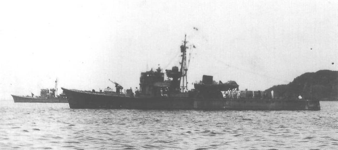 1942年6月29日,停泊在馆山湾的第13号驱潜艇(CH-13,左后方)与第14号驱潜艇(CH-14,近处)。其中CH-13于1943年4月3日被美军潜艇击沉;CH-14于1945年7月28日,在尾鹫遭美军舰载机空袭击中,导致搁浅报废。