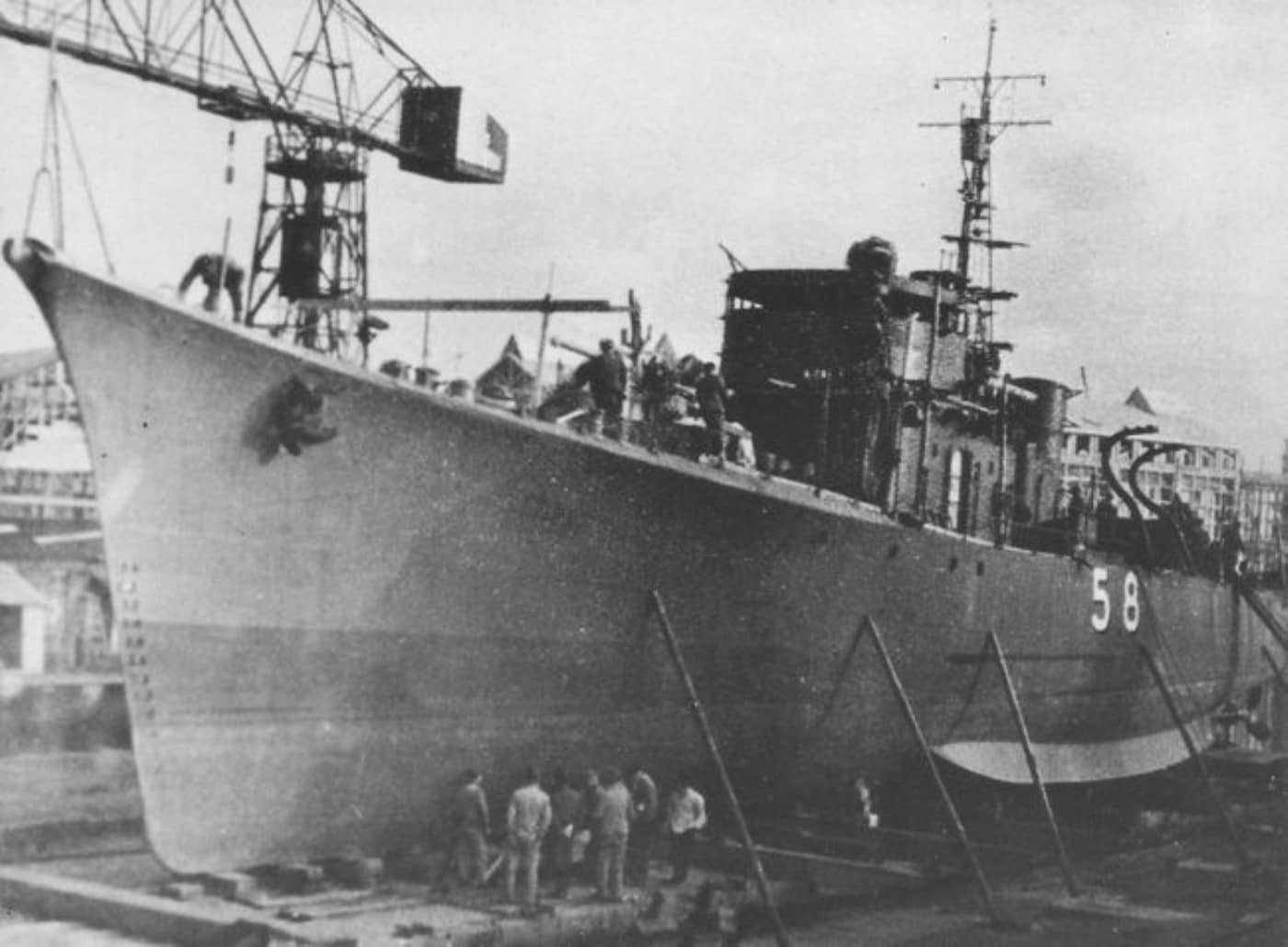 1943年12月20日,在新潟铁工所竣工的第13号型驱潜艇CH-58号。战时驱潜艇由民间船厂大量补充建造,以应对盟军潜艇日益加剧的威胁。