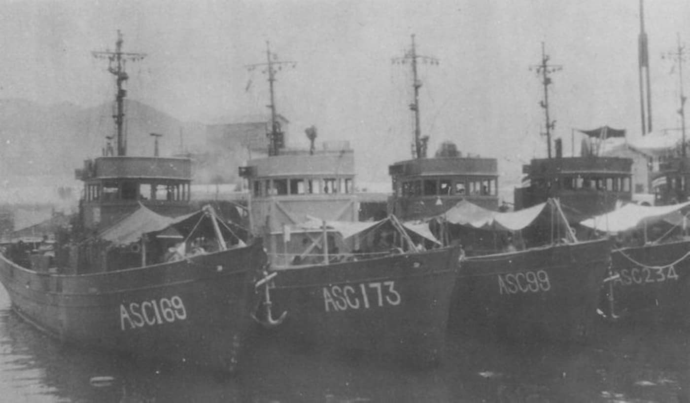 1946年7月27日,停泊于广岛县大竹海军基地的驱潜特务艇第99、169、173、234号等。战后残存的驱潜特务艇编入复员扫雷部队,清除战争遗留水雷。