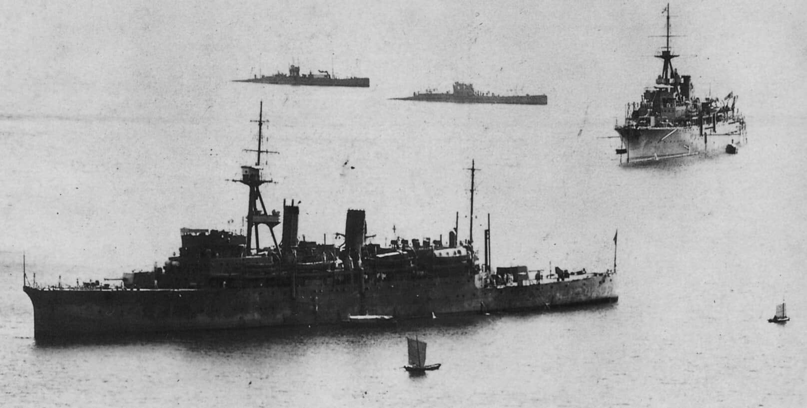 1924年,训练期间停泊在一起的迅鲸型潜水母舰双舰(迅鲸、长鲸)。战争期间迅鲸与长鲸分别赴夸贾林、金兰湾支援潜艇部队作战,1942-1943年间轮任第七潜水战队旗舰。