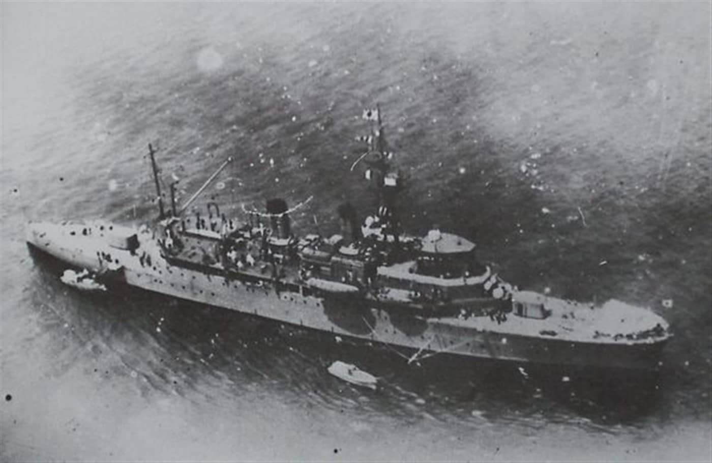 1937年10月,停保在佐世保海军基地的迅鲸号潜艇母舰。
