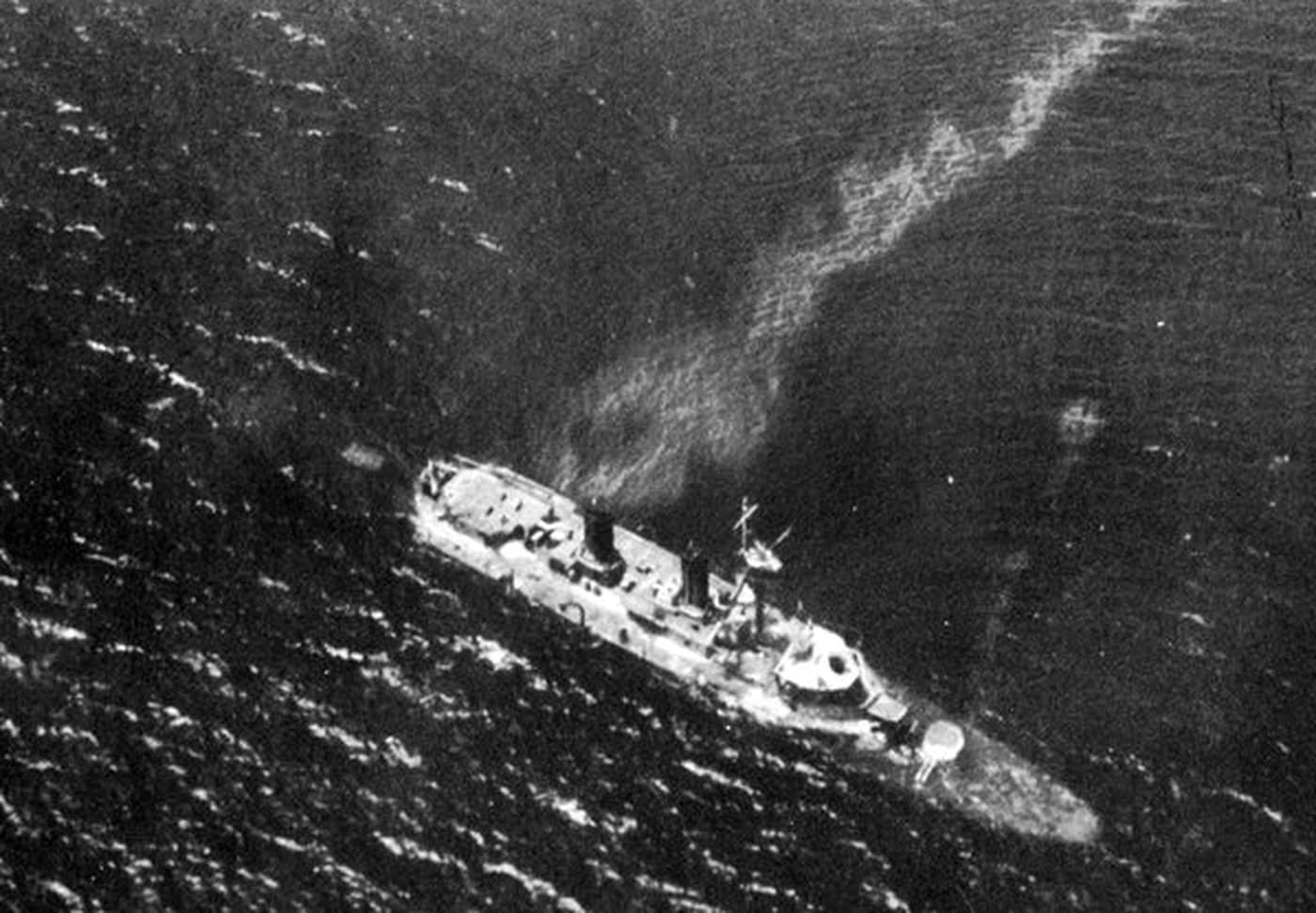 沉没的日本潜艇母舰迅鲸号俯瞰图。1944年9月19日,该舰在那霸西北约80英里处遭美军「剑鱼」号潜艇(USS Scabbardfish,舷号SS-397)鱼雷攻击,随后被拖至冲绳,搁浅在那霸西北海域。1944年10月10日,已失去航行能力的迅鲸号再次遭到美军第38特混舰队「汉考克」号航空母舰(USS Hancock,舷号CV-19)的舰载机攻击。最终沉没在浅水区。