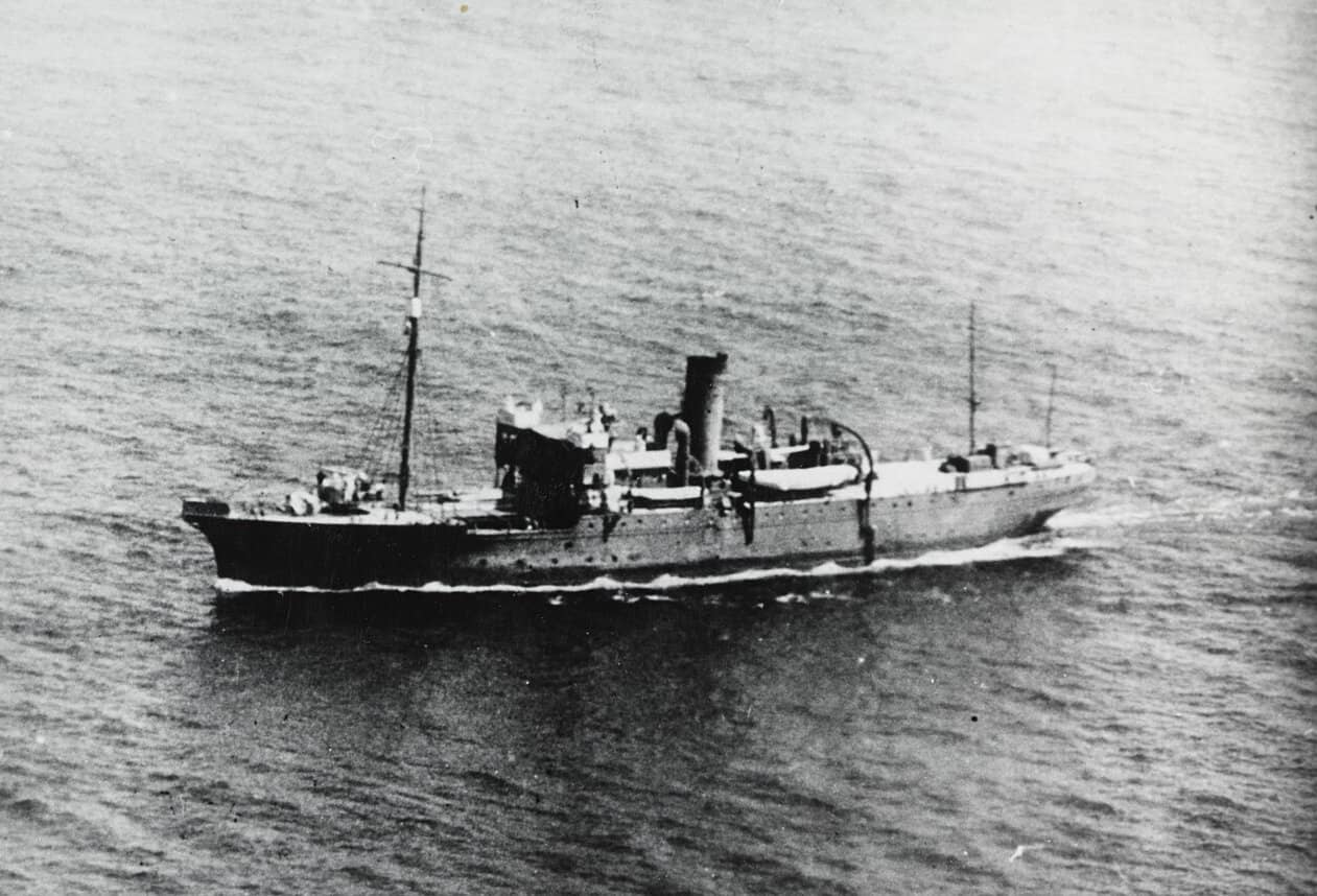 1942年春,在铫子外海执行近海船队护航任务的驹桥号潜水母舰。该舰于1930年到1932年间,陆续进行了测量设备和柴油主机的改装工作。