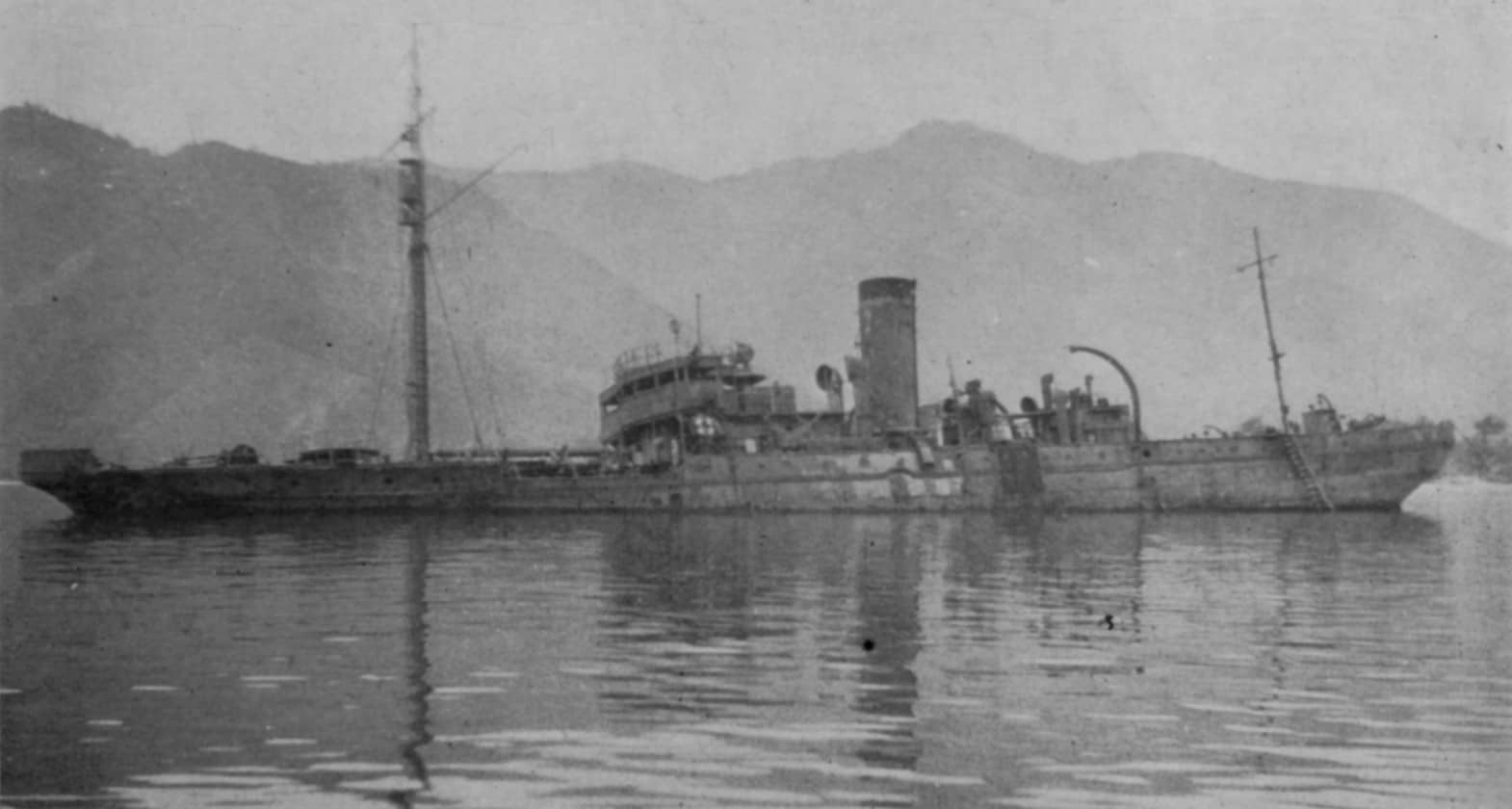 在三重县尾鹫港内坐底搁浅的驹桥号潜水母舰,这张照片摄于1946年5月21日。