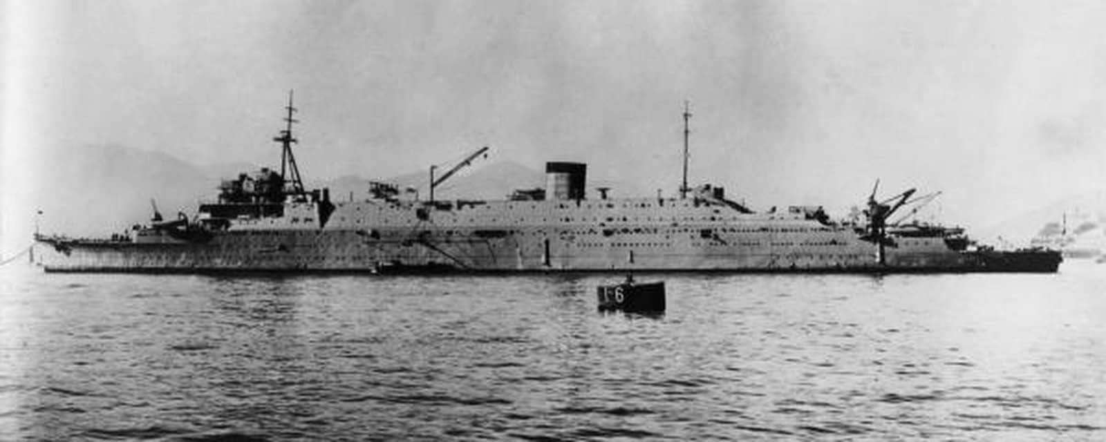 1935年春,在吴港拍摄的大型潜水母舰大鲸号,此时它尚未改建为轻型航空母舰龙凤号。