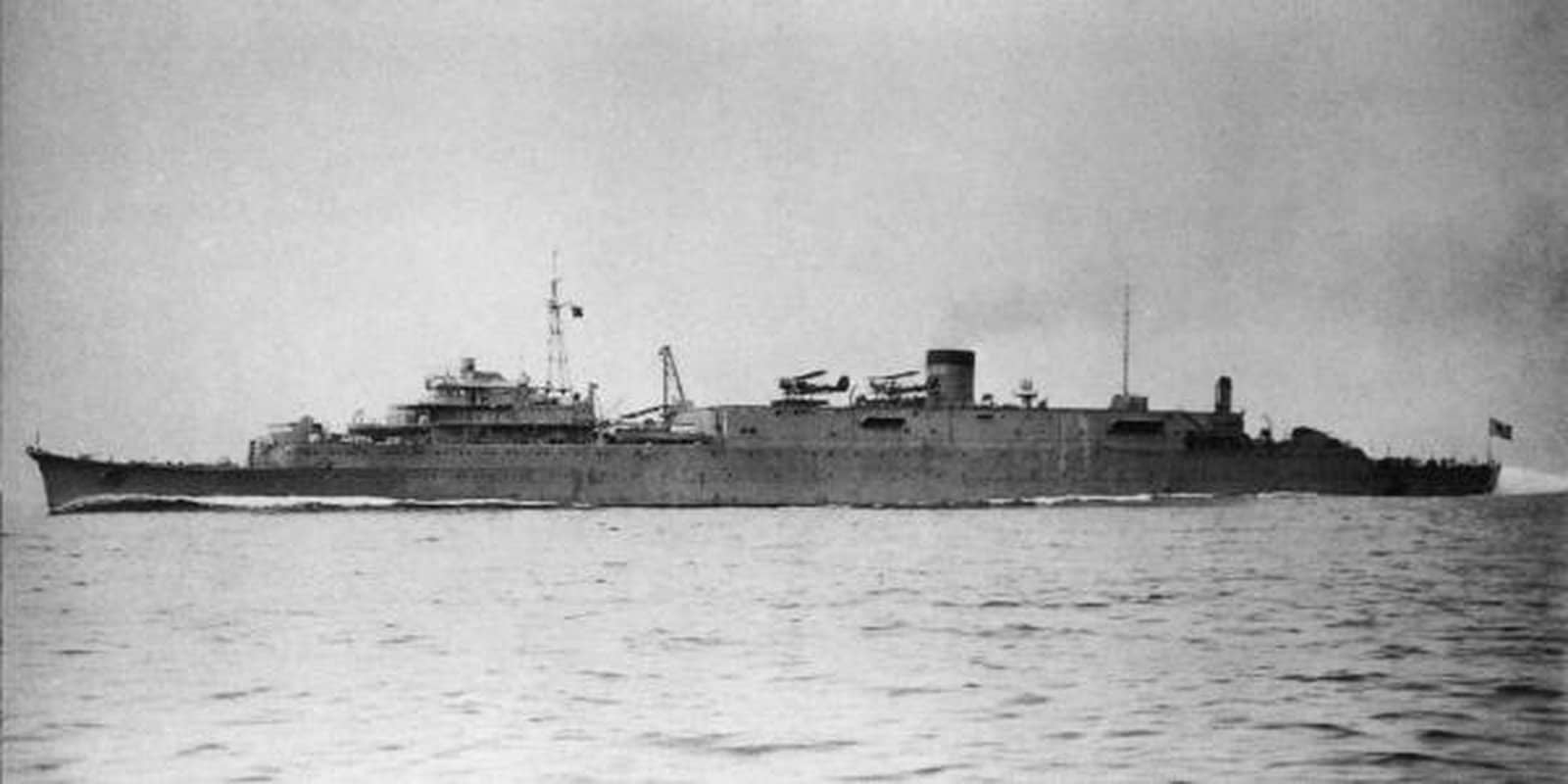 1939年1月30日,在馆山外海拍摄的大型潜水母舰剑埼号(剑埼型)。剑埼型有2艘(剑埼、高崎),后续均被改装为轻型航母(祥凤、瑞凤)。
