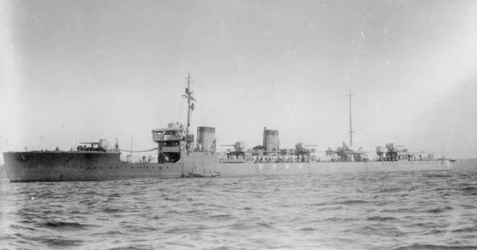 1922年7月在横须贺军港拍摄的峯风级驱逐舰「滩风」号。该舰在1940年4月变更为PB-2号哨戒艇。1945年7月25日,在爪哇海小巽他群岛的龙目海峡遭英国潜艇「顽固」号(HMS Stubborn)鱼雷攻击而沉没。