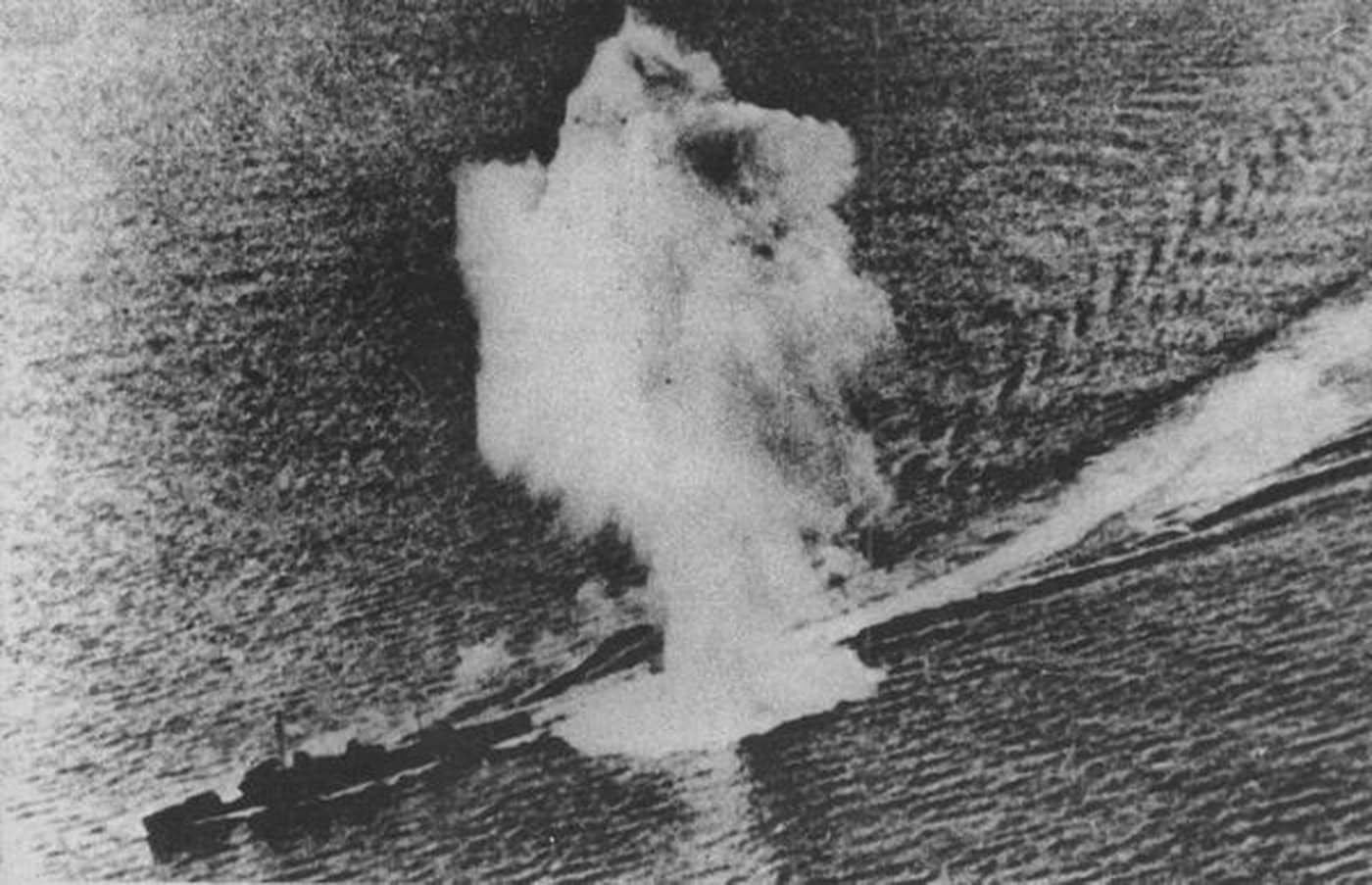 1944年3月30日,遭美军航母舰载机攻击而沉没在帕劳西水道的第31号哨戒艇(原樅级驱逐舰「菊」号)。这幅照片很可能是其遭受轰炸时的记录画面。