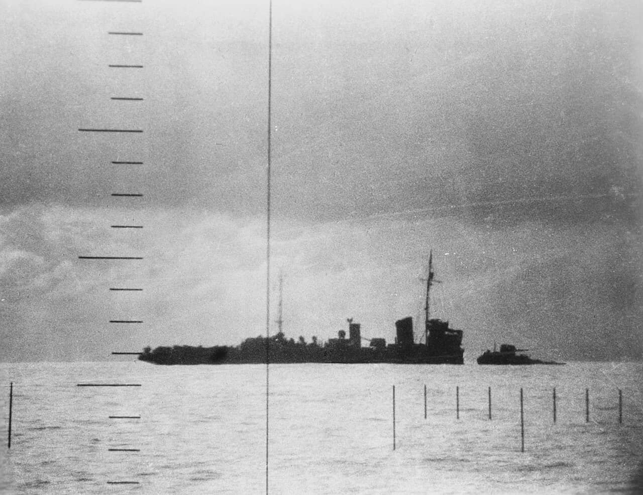 1943年4月23日,在台湾东北外海280公里处,日本海军第39号哨戒艇(原樅级驱逐舰「蓼」号)被美国海军潜艇「海狼」号 (USS Seawolf,SS-197) 使用鱼雷击沉,此照片通过「海狼」号潜望镜拍摄。
