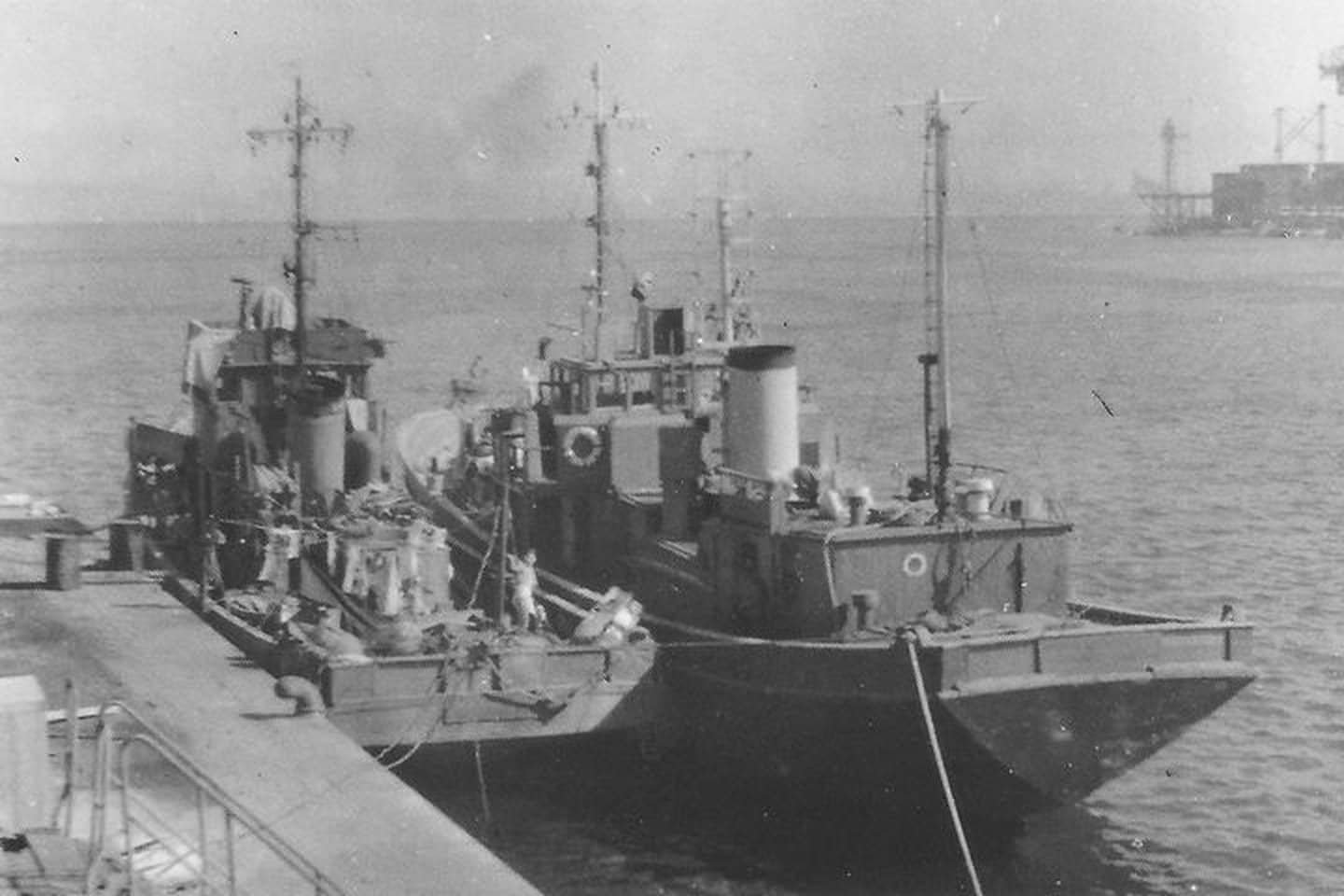 1946年7月24日,停泊在神户港复员厅扫雷舰「哨特第31号」(右)与驱潜特第68号。「哨特第31号」即原日本海军第三十一号哨戒特務艇,战后归入大阪地方复员局用作近海扫雷,1954年7月1日改组海上自卫队后,该艇也划入海上自卫队编制,舷号更名为「MSI-680」,直至60年代退役除籍。