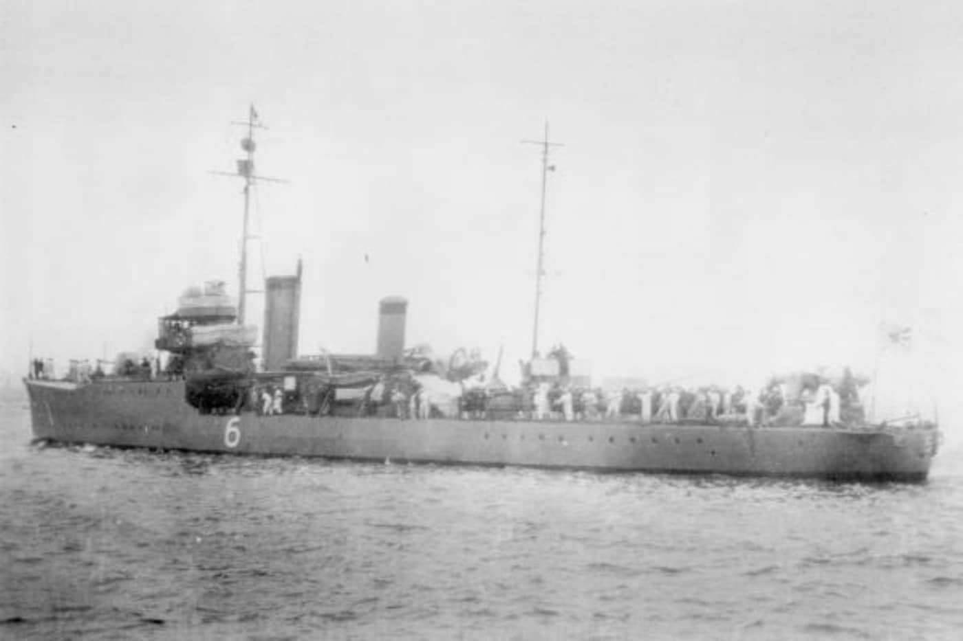 1933年5月27日，在东京芝浦码头拍摄的第5号型扫雷艇W-6号。该艇参与过侵华战争以及太平洋战争，1941年12月26日，在婆罗洲攻略作战期间遭荷兰军队飞机轰炸而沉没。
