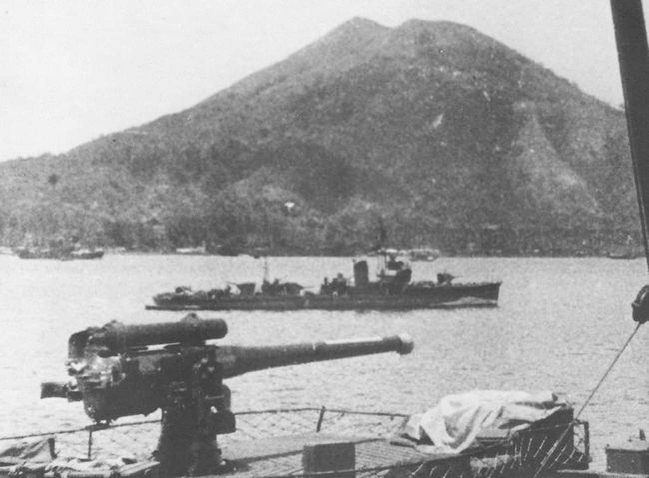 1942年或1943年，航行在拉包尔港内的第19号型第W-20号（或W-21号）扫雷艇。