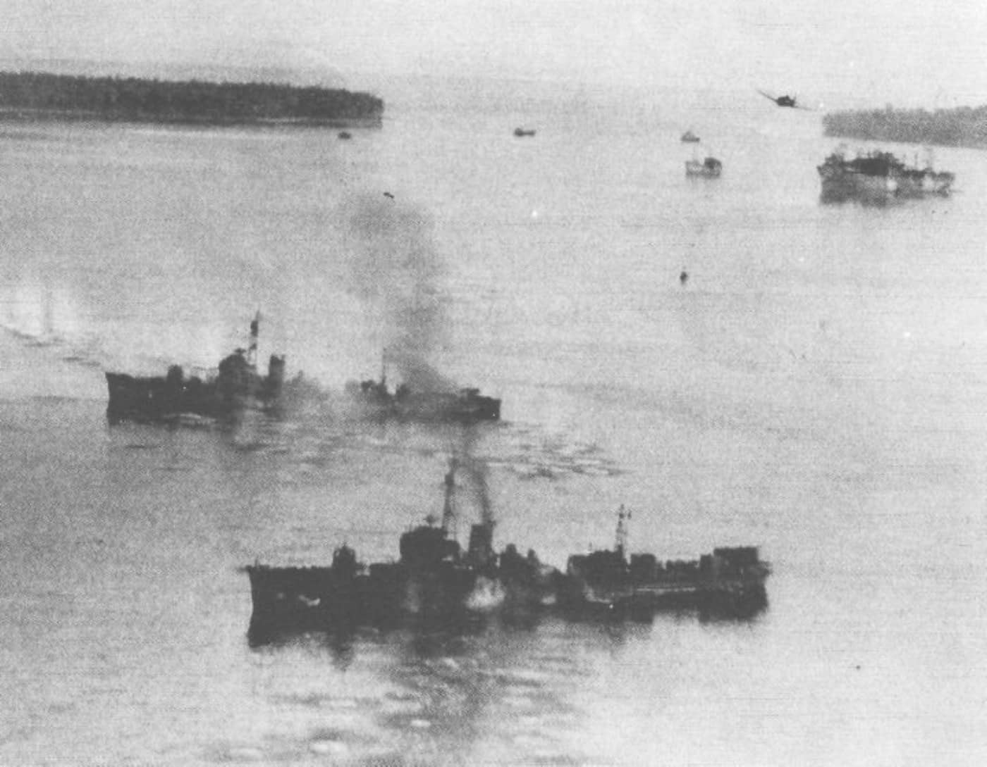 1943年12月25日，第19号型扫雷艇W-21、W-22号在新爱尔兰岛卡维恩港内遭美国舰载机空袭。这是1943年下半年起盟军对南太平洋日军基地持续轰炸中的一幕，该型扫雷艇在空袭与潜艇袭击下损失惨重。其中W-22号于1944年11月11日，在帕劳附近遭美军飞机空袭而沉没。