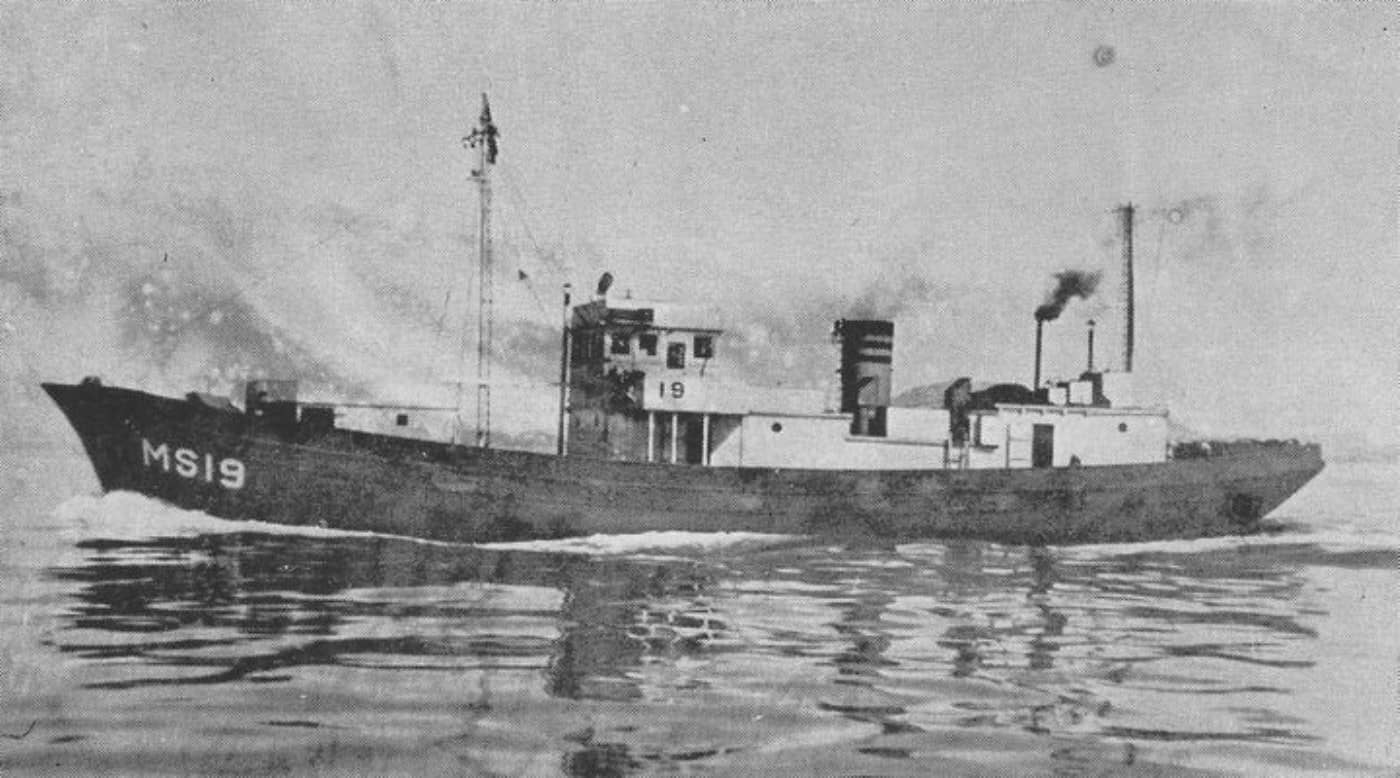 1949年，由原海军哨戒特务艇改造的日本海上保安厅扫海船「哨特第八十四号」（MS-19）执行战后清除战争遗留水雷，保障航道安全的任务。注：日本的哨戒特务艇是日本海军军令部在二战末期按照木制渔船的船型设计建造的巡逻警戒特务艇，原计划建造300艘，实际完工交付的为27艘，其中部分在战后被改为扫雷艇，归入战后成立的日本海上保安厅编制。