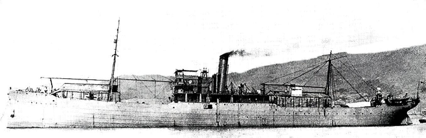 1915年6月拍摄的若宫号,舰上可见系留的水上飞机。若宫是日本最早的航空母舰先驱,第一次世界大战爆发,日本向德国宣战,该舰参与了「青岛战役」,并执行了日本首次航空作战任务。