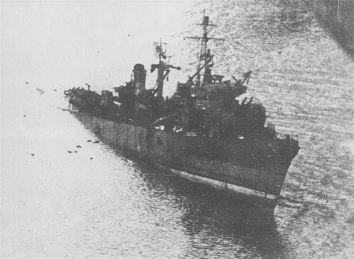 1944年12月7日,在雷伊泰岛输送作战中遭美机攻击严重受损并搁浅的第十一号一等输送舰。菲律宾战役期间,日军输送舰冒着盟军海空拦截强行输送部队,损失惨重。