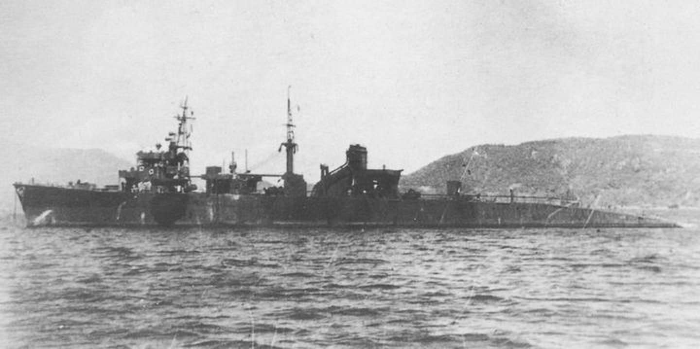 1947年,停泊在佐世保港的复员厅特别运输舰「输第十六号」(已解除武装)。该舰在1947年8月25日作为战争赔偿移交给中华民国海军,重新命名为「武夷」号。国共内战期间,该舰主要从事将难民及物资从中国大陆运往台湾的任务。1954年,该舰因缺乏零部件而退出任务序列并退役。