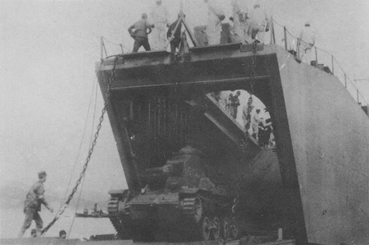 1944年2月27日,进行战车回收试验的第149号输送舰(第101号型二等输送舰),图中的九五式轻战车正在倒车驶入上甲板。