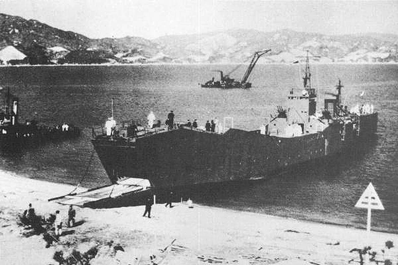 1944年3月2日,停靠于仓桥岛大迫海岸进行登录性能测试的第149号运输舰(第101号型二等输送舰)。