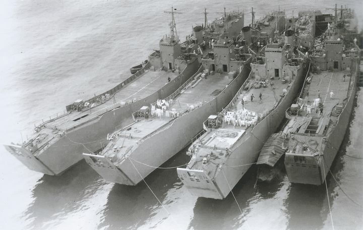 1944年3月13日,在港口集结的集结的SB艇D型输送舰(第101号型二等输送舰),从左起依次为第150号、第101号、第127号、第149号运输舰。
