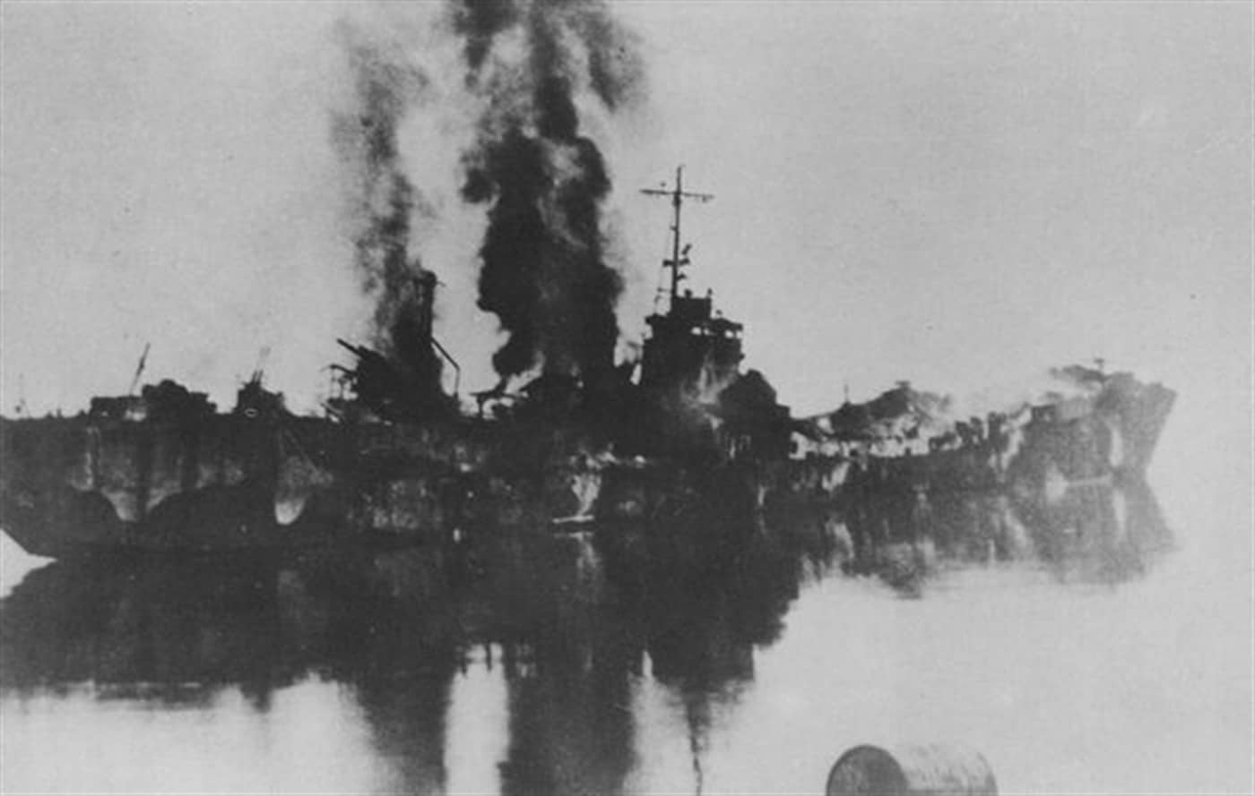 1944年12月12日,在奥尔莫克湾遭受美军陆地炮火攻击而严重受损的第159号输送舰(第101号型二等输送舰)。1944-1945年菲律宾与冲绳方向输送作战中,二等输送舰成为盟军飞机与潜艇、以及陆地火炮的重点打击目标。