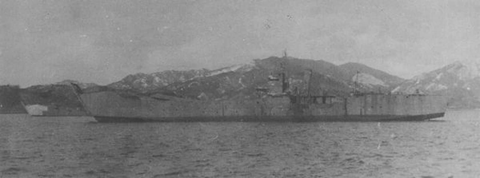 1947年2月17日,战后停泊在广岛湾的第110号二等输送舰(近处),在其左后方可依稀看见同型第108号舰的白色船首。注:这两艘舰都于同年10月在新加坡移交给英国并被拆解。