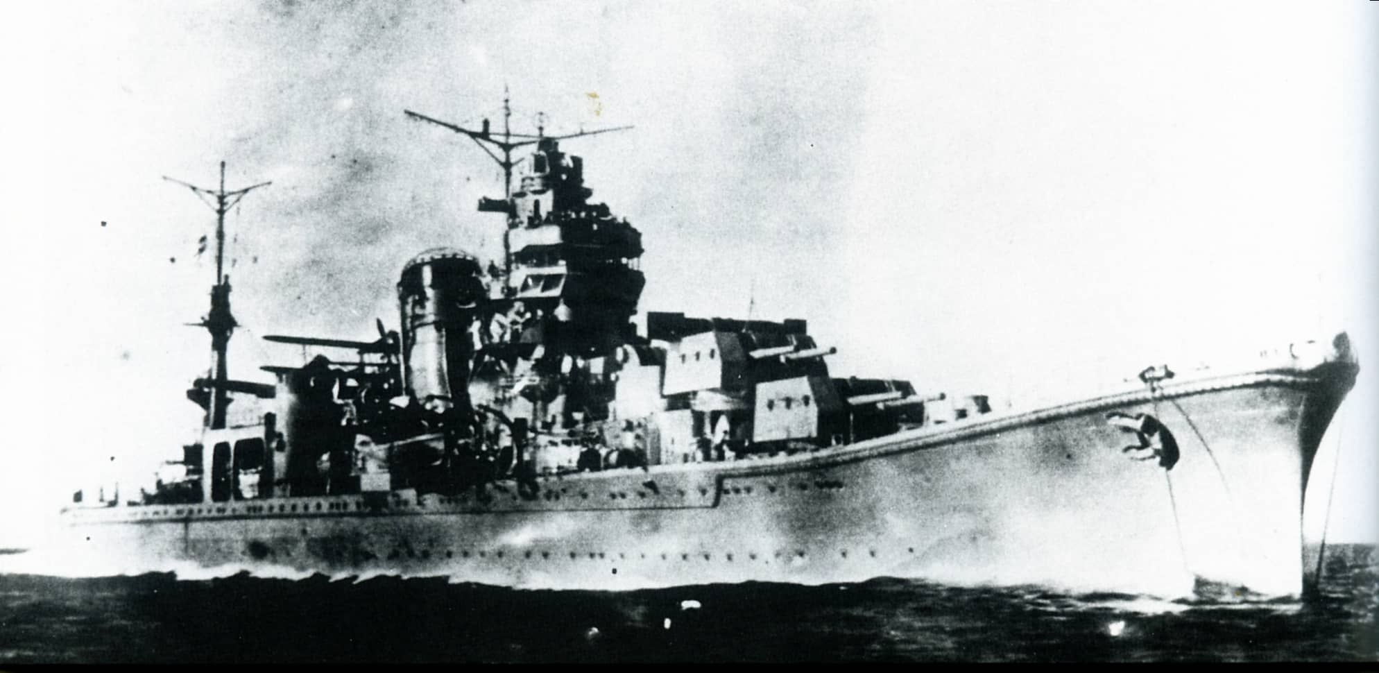 1942年10月，位于佐世保外海的日本轻巡洋舰「阿贺野」号。