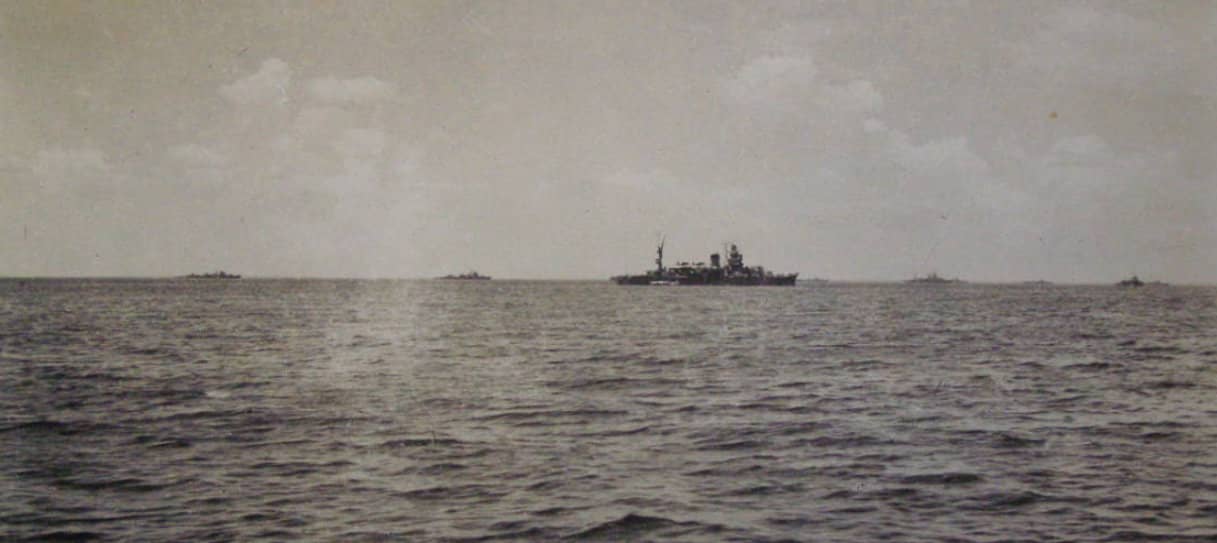 1944年10月21日，「矢矧」号轻巡洋舰在文莱海域锚泊。驱逐舰「野分」号停泊在其前方，远处可见轻巡洋舰「能代」号及数艘「夕云」级驱逐舰。