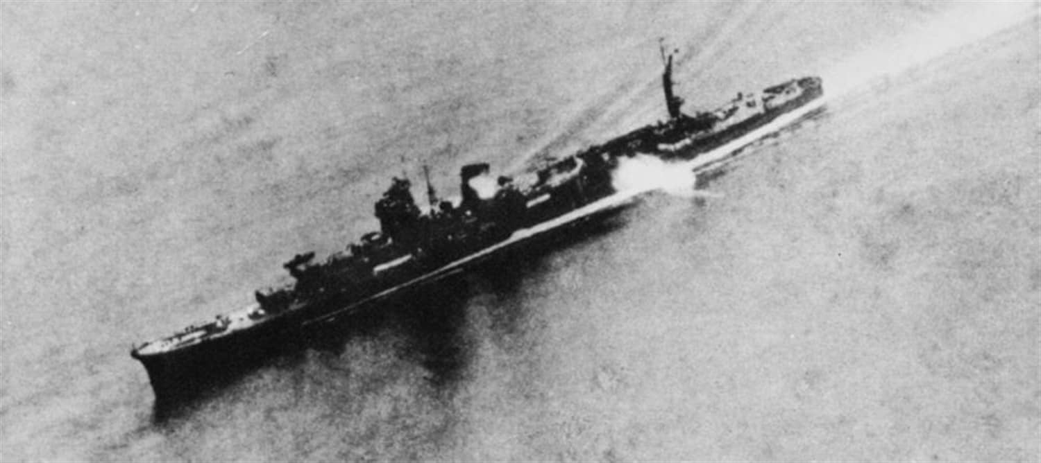 1944年10月26日，「莱特湾海战」期间，从「萨马岛海战」退却途中的轻巡洋舰「能代」号（画面左侧）正遭美军航母舰载机攻击。能代号当日受重创，弃舰后沉没于班乃岛以西海域。