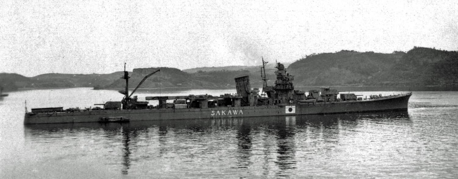 1945年10月15日，佐世保港内的「酒匂」号轻巡洋舰。战后该舰被用作复员运输船接运日军回国，随后被选为「十字路口行动」核试验靶舰。