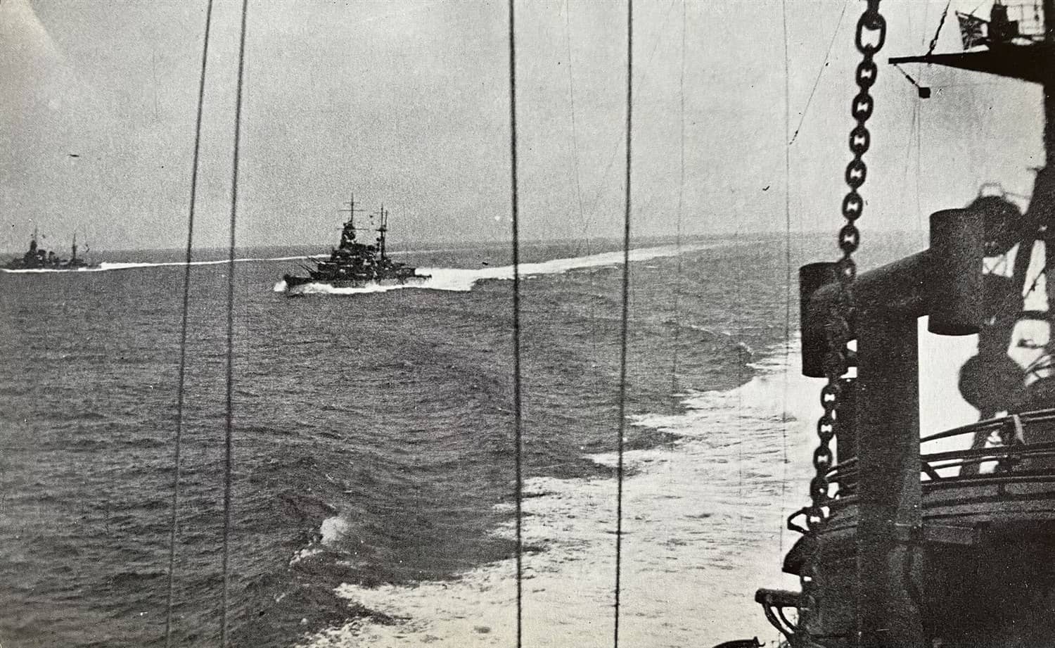 1936年4月30日，第七战队（衣笠号、古鹰号）在训练航行中，此照从旗舰青叶号上拍摄。