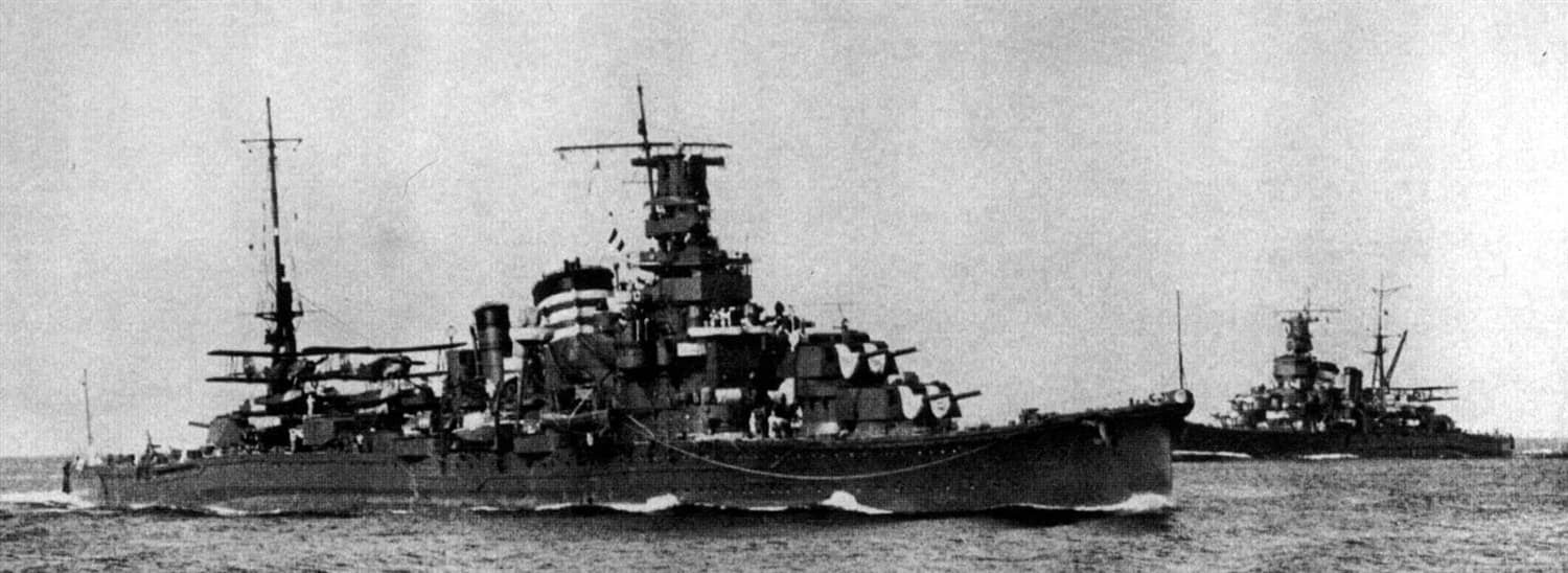 1941年11月初，太平洋战争爆发前夕，古鹰号（前景）与衣笠号（背景）编队航行。根据消磁电缆的安装与前烟囱的三道白环判断，此照摄于1941年11月上旬。