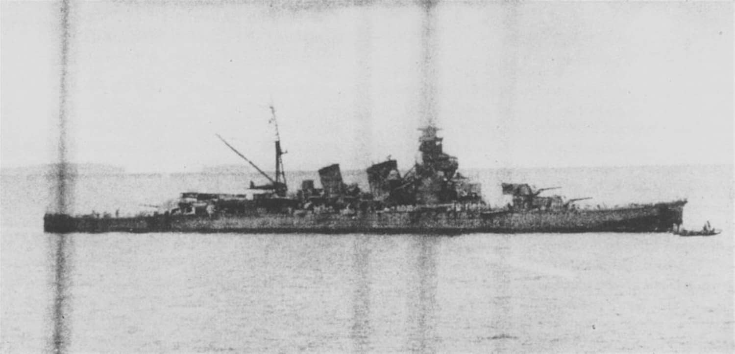 1942年10月11日，「埃斯佩兰斯角海战」后，身中约40发炮弹的青叶号在布干维尔岛布因外海锚泊，其舰桥已被摧毁。