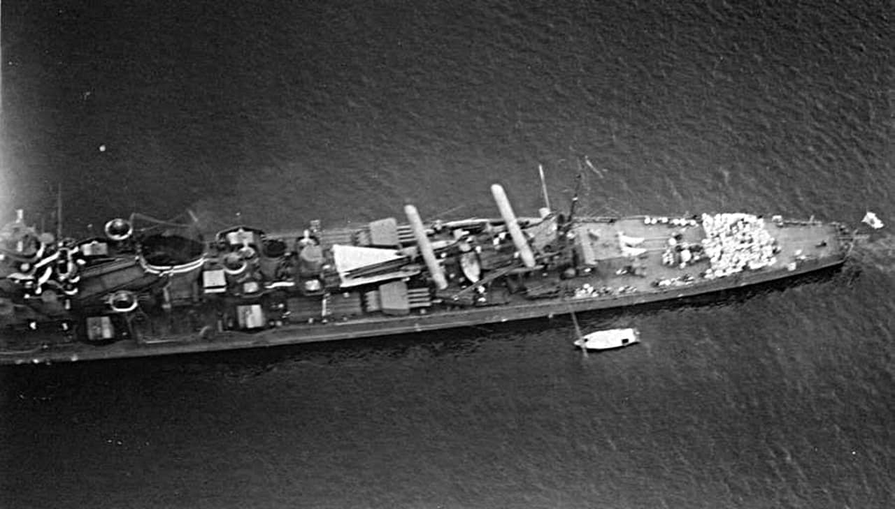 1941年11月，珍珠港袭击前夕，从空中俯瞰加古号重巡洋舰中后部，可见双联装203毫米主炮塔与鱼雷发射管及其备用鱼雷。