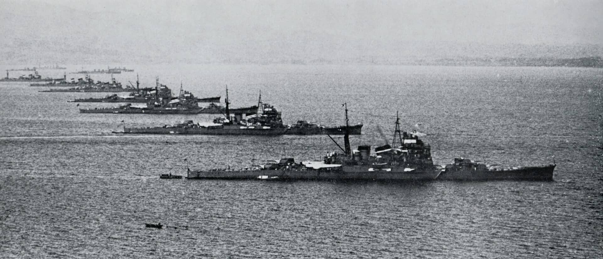 1935年10月，日本海军第四战队（鸟海、摩耶、爱宕、高雄）锚泊于品川外海，远处为第六战队（青叶、衣笠、古鹰）与第八战队编队。