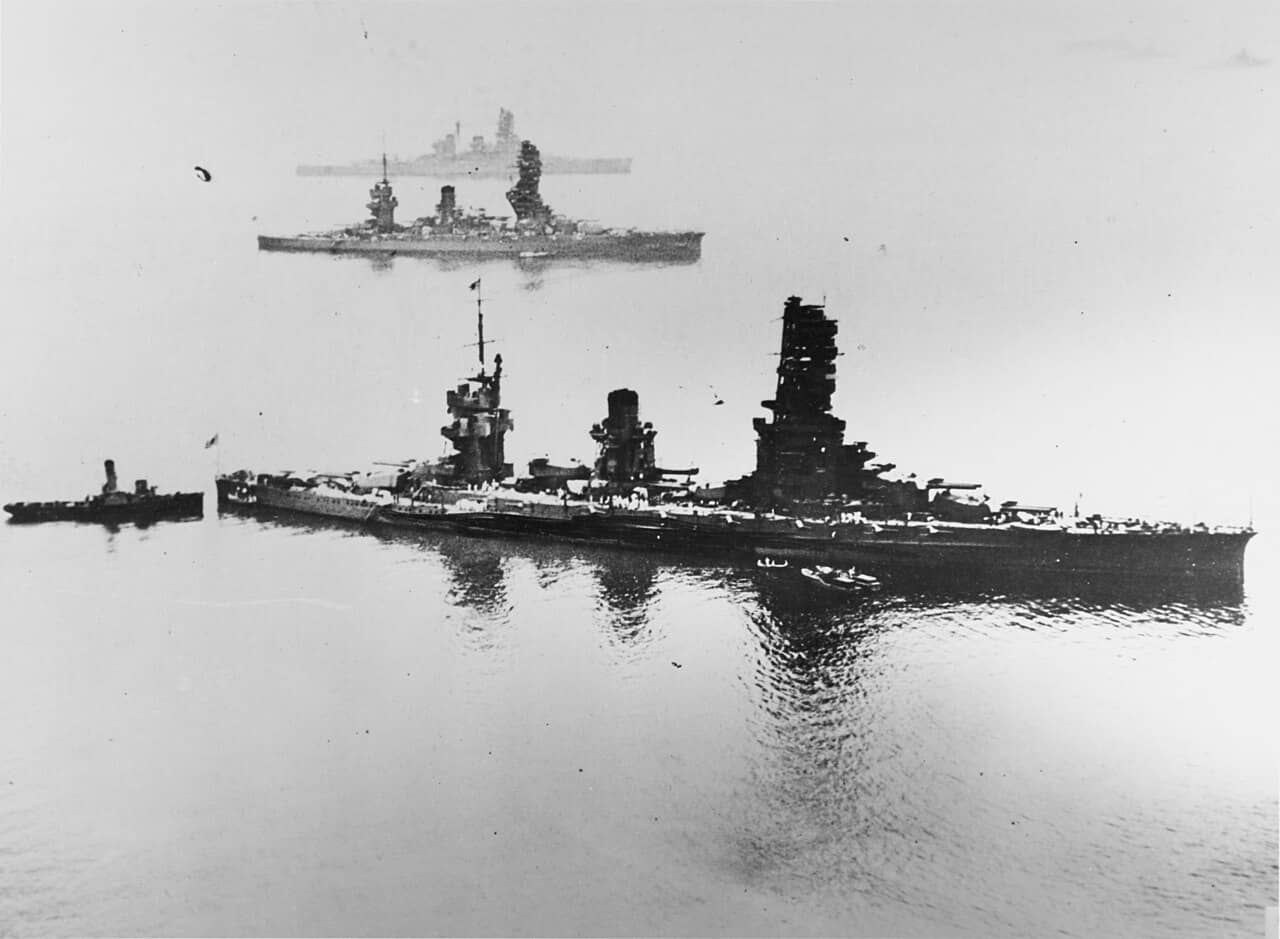 1938年,「山城」号(前景)与「扶桑」号(中央)及「榛名」号(背景最远处)在东京湾航行。两舰改装完成后建起高耸的塔式舰桥,外形极其独特。