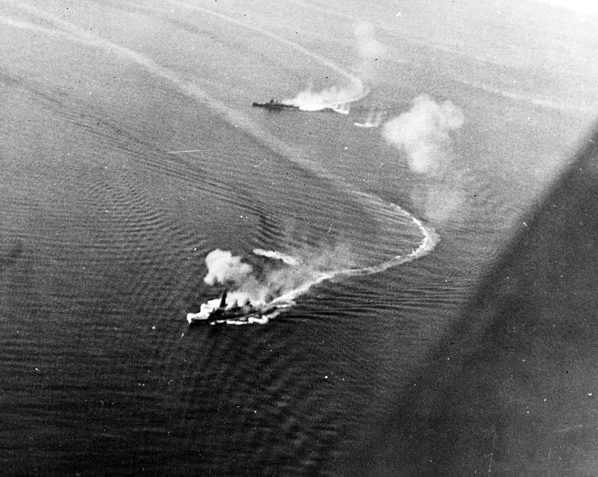1944年10月,「莱特湾海战」中,编队航行、准备突入苏里高海峡的「扶桑」号战列舰与「最上」号重巡洋舰遭到美国海军舰载机的空袭。在此次攻击中,「扶桑」号数次被炸弹击中受损。