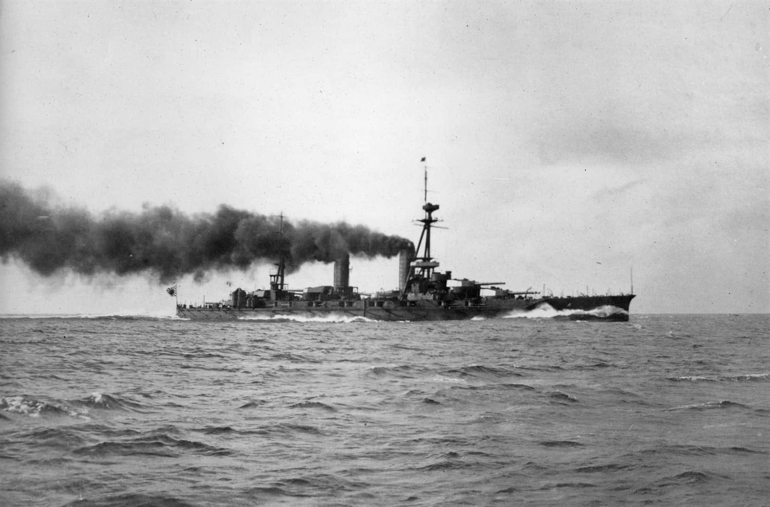 1916年12月19日,「山城」号在馆山海域进行首次海试。山城号由横须贺海军工厂建造,1917年3月31日服役。