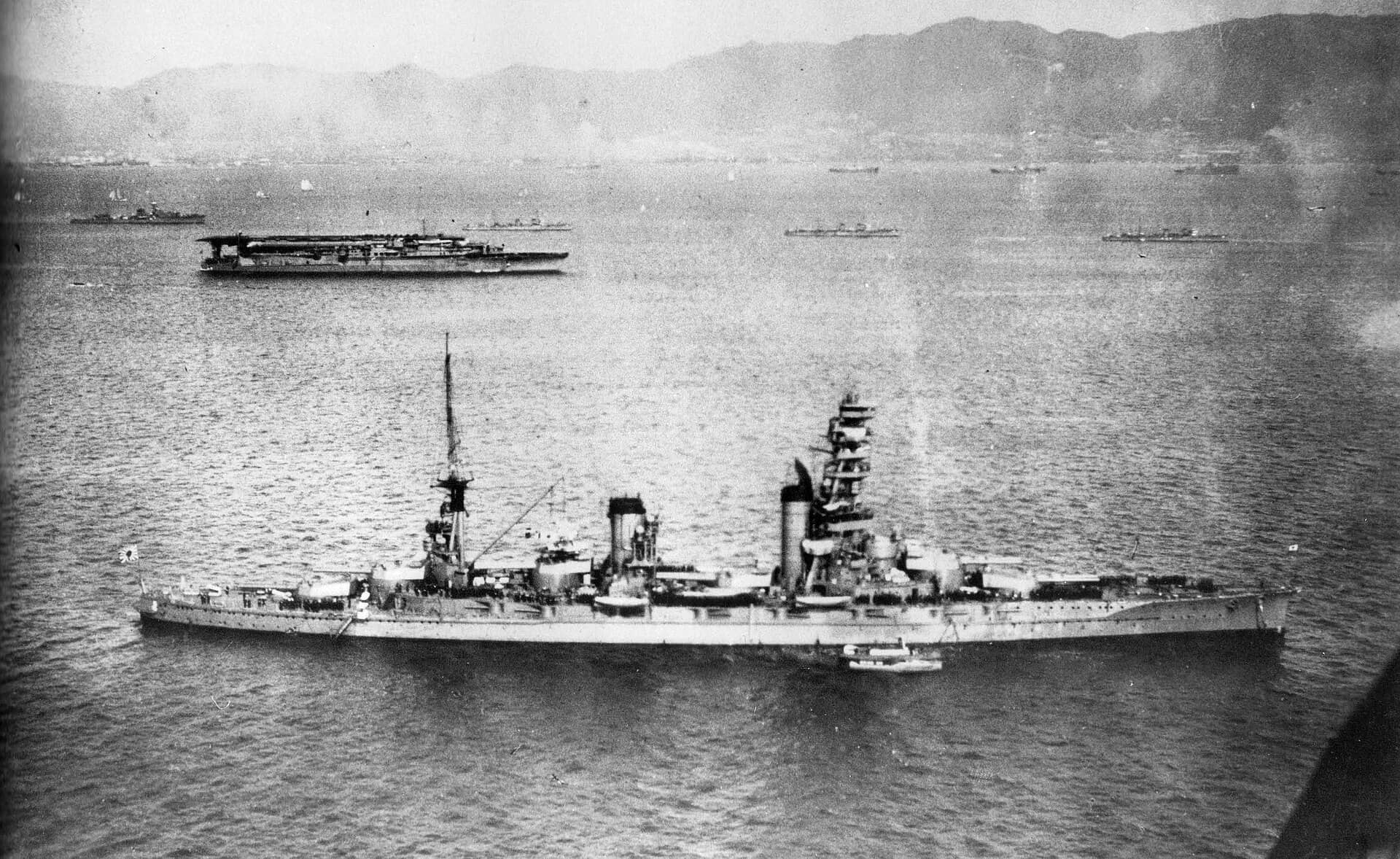 1930年10月,停泊在神户湾内、准备参加海上阅兵的「山城」号与「加贺」号航空母舰。