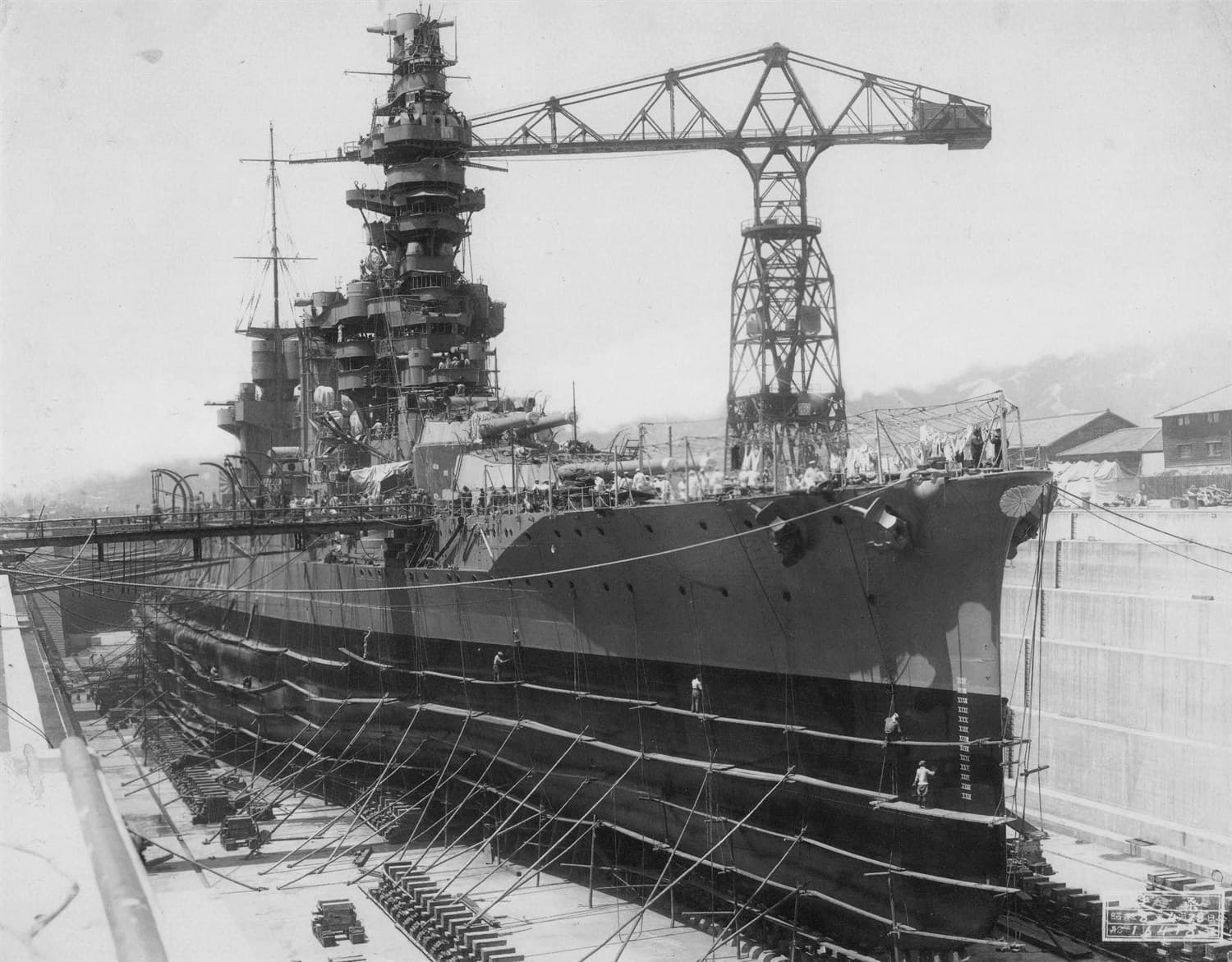 1933年,「扶桑」号在吴海军工厂船坞中进行第一次现代化改装工程。